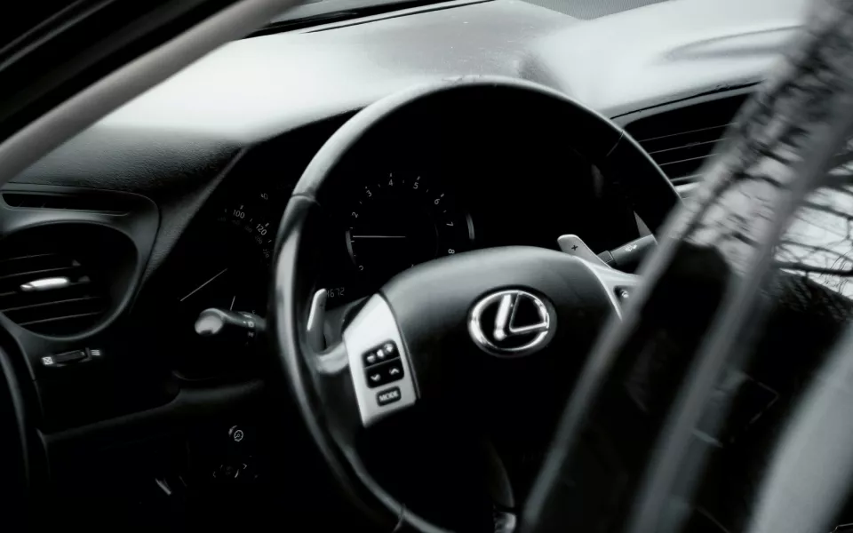 Угонщица заплатит 1,3 млн рублей жительнице Алтайского края за утопленный Lexus