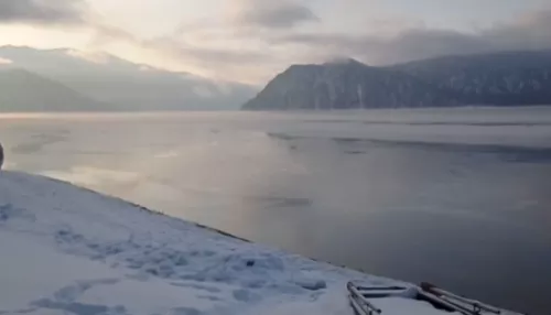 На Алтае показали, как покрывается льдом Телецкое озеро
