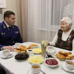 В Алтайском крае прокуроры и губернатор с подарками зашли на чай к ветерану