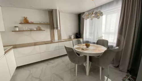В Барнауле за 10 млн рублей продают стильную квартиру с личным шкафом в подъезде