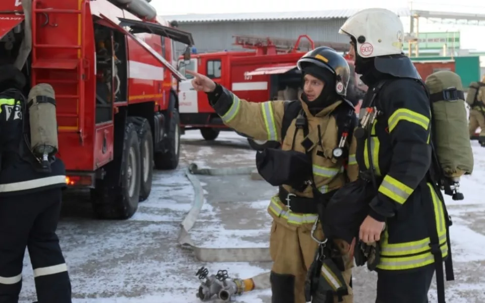 В Барнауле ночью при пожаре в частном доме спасли трех человек