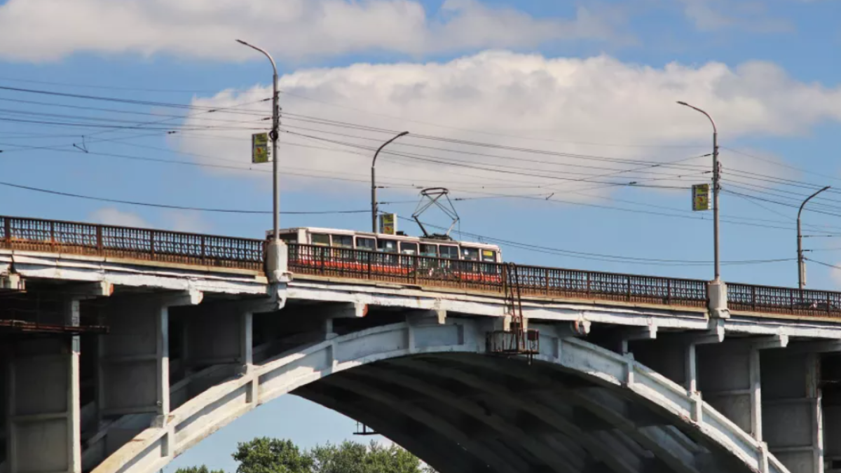 Трамвай на коммунальном мосту в Бийске