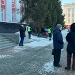 Легковушка залетела на сугроб рядом с входом в правительство Алтайского края