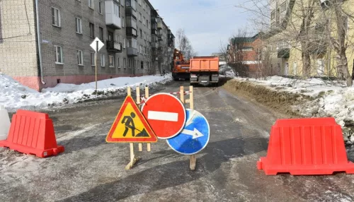 Новую аварию на водопроводе в Малом Прудском переулке устраняют в Барнауле