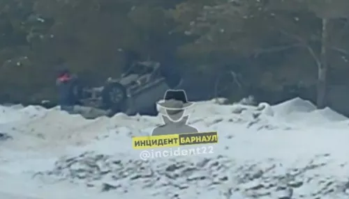 Легковушка перевернулась на крышу на подъезде к Барнаулу