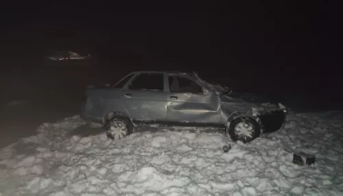 На Алтае погиб водитель десятки, который слетел с трассы и перевернулся