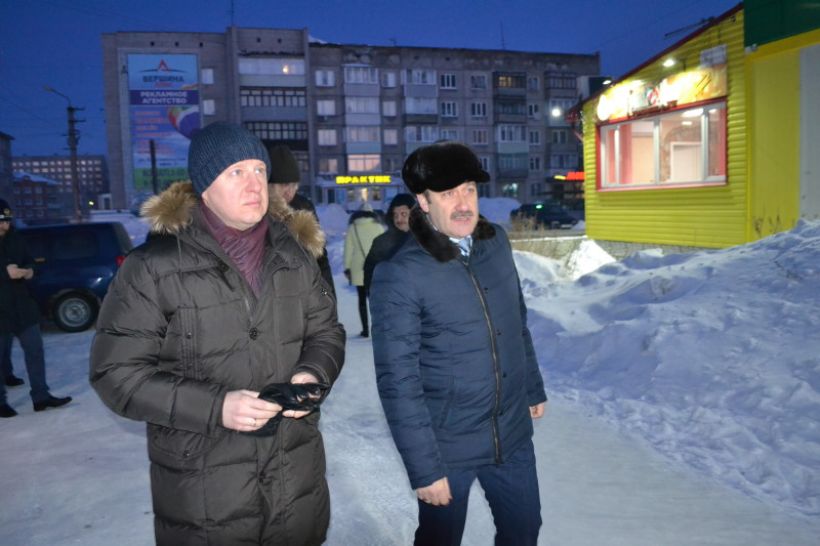 Виктор Томенко и Дмитрий Фельдман проверяют, как убирают снег в Рубцовске Фото:Алексей Кучерявых