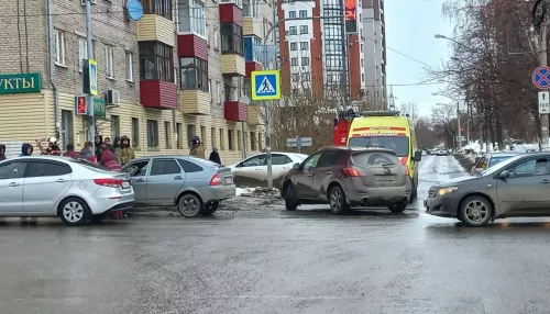 В центре Барнаула на перекрестке произошло ДТП с участием двух авто