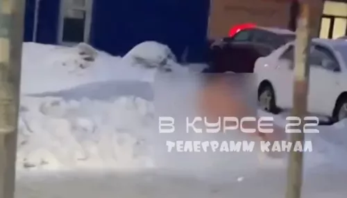 В центре Барнауле голая женщина закалялась в сугробах
