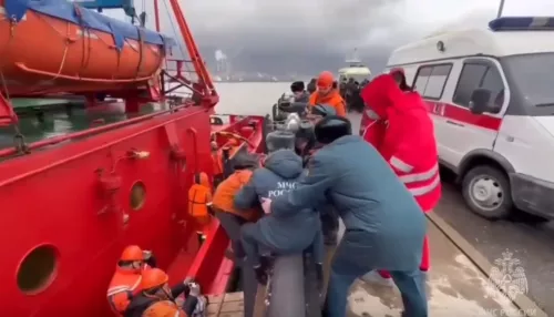 В Черном море разломился и затонул сухогруз с людьми на борту