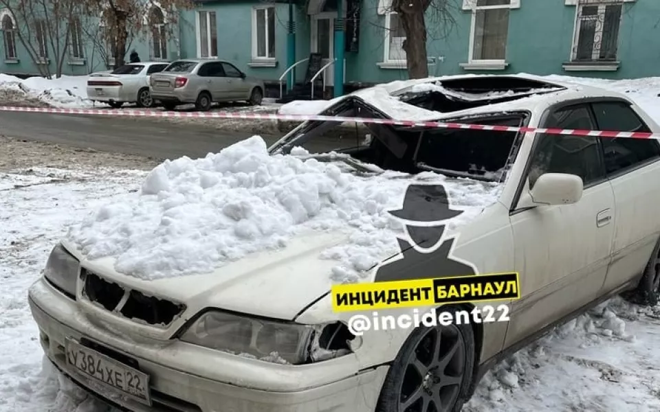 В Барнауле куча снега с крыши раздавила припаркованную машину