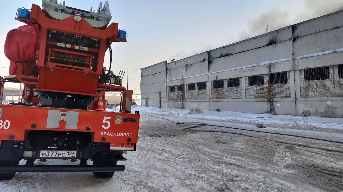 Спасатели на месте пожара в Красноярске
