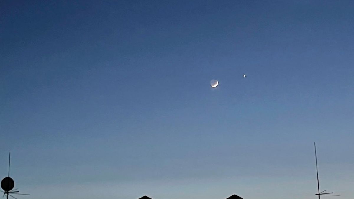 Венера и Юпитер рядом с молодой Луной