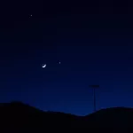 Венера и Юпитер красиво выстроились рядом с Луной на алтайском небе