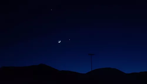 Венера и Юпитер красиво выстроились рядом с Луной на алтайском небе