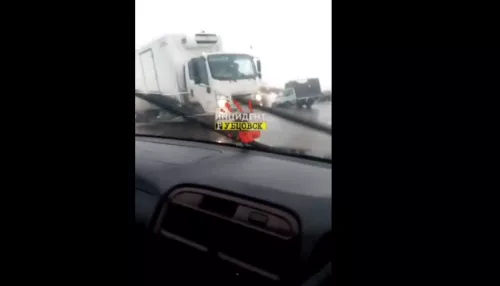 Несколько грузовиков съехали с трассы в Алтайском крае