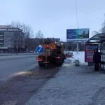 В Барнауле дорожники активно посыпают песком скользкие тротуары