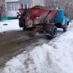 В Барнауле дорожники сбивают лед и посыпают тротуары реагентами. Фото