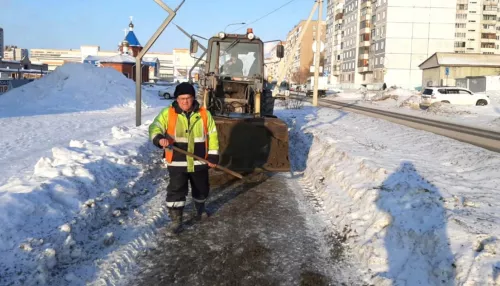 Дорожники продолжают освобождать Барнаул из-под ледяной корки