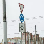 Дорожный приоритет. Как правильно переезжать перекресток с круговым движением