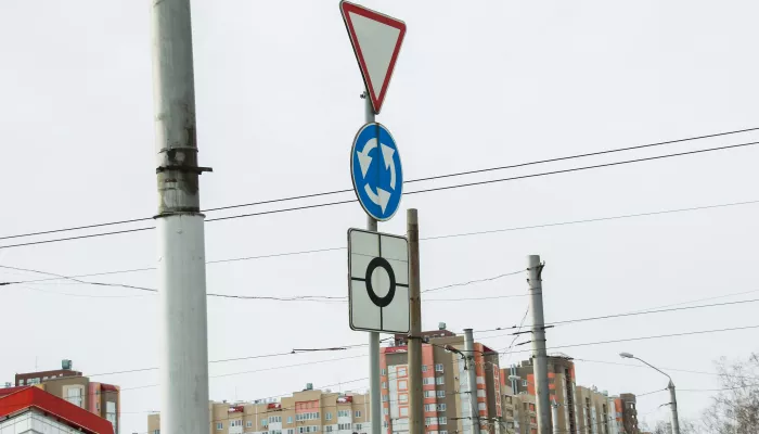 Дорожный приоритет. Как правильно переезжать перекресток с круговым движением