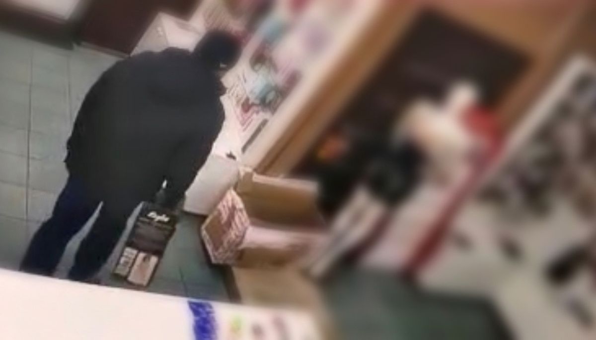 похитил автошины. джейсон стэтхэм украл резина. украл резиновую. воруют колеса. полицейская дубинка в руке.