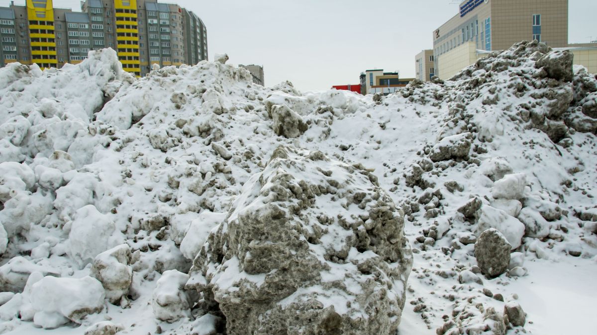 Складирование снега на территории пустыря за ТЦ "Европа"