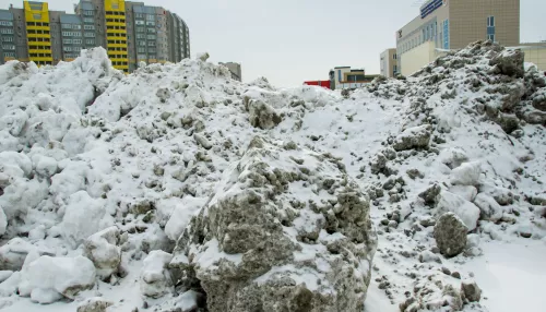 Вне перечня: как в Барнауле объяснили горы снега на пустыре за ТЦ Европа
