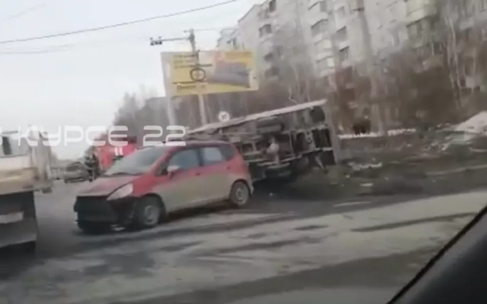 В Барнауле на оживленной дороге грузовик опрокинулся на бок