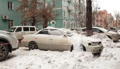 Коммунальный патруль: в Барнауле с потолка идет дождь, а с крыши летит снег
