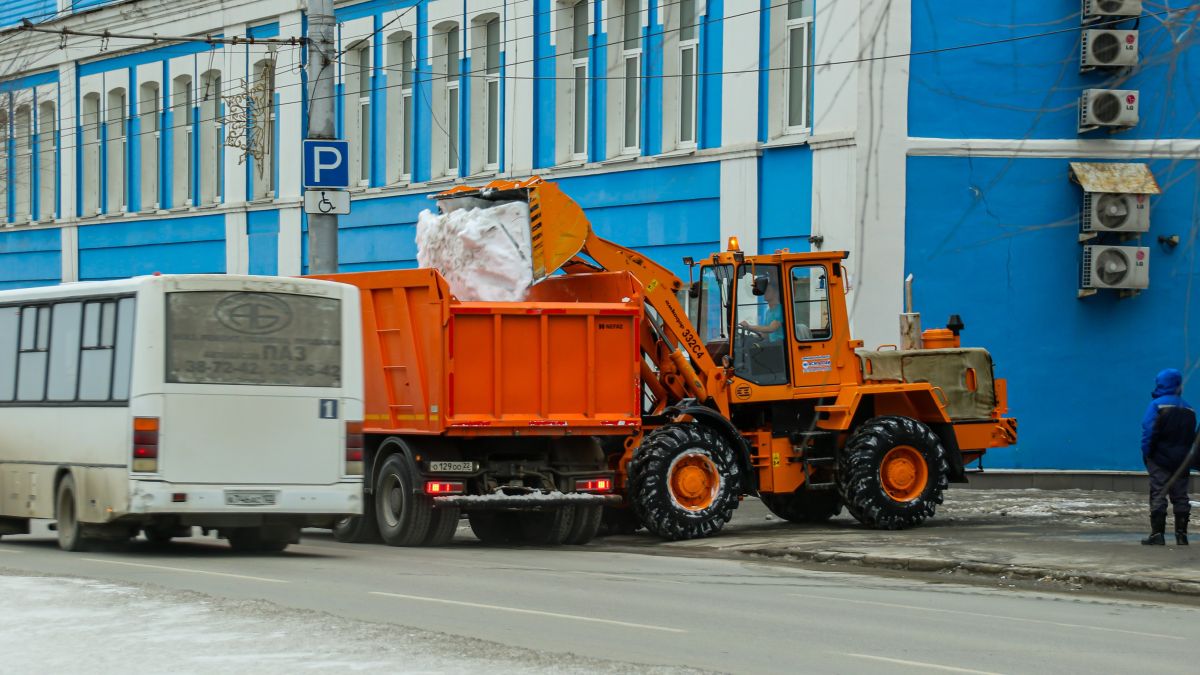 Март в Барнауле. Уборка снега