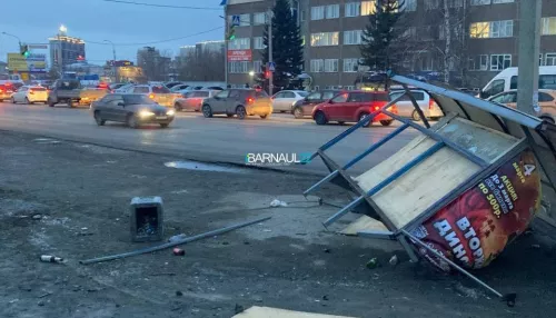 В Барнауле на проспекте Калинина снесло автобусную остановку