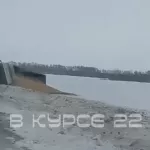 Грузовик перевернулся и рассыпал пшеницу на трассе Барнаул – Кузбасс