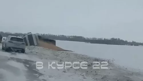 Грузовик перевернулся и рассыпал пшеницу на трассе Барнаул – Кузбасс