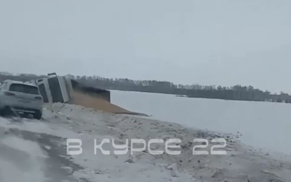 Грузовик перевернулся и рассыпал пшеницу на трассе Барнаул  Кузбасс