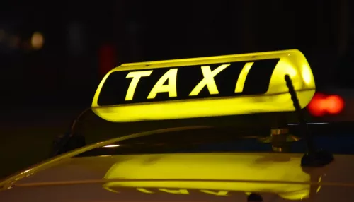 Пьяная женщина устроила скандал в такси и обвинила водителя в изнасиловании
