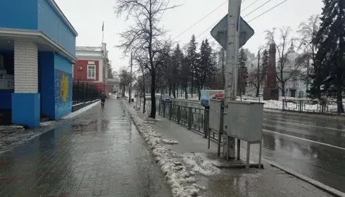 В центре Барнаула решили заменить опаздывающий светофор