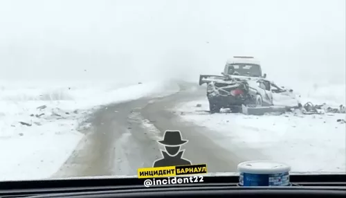 Иномарку страшно смяло в лобовом ДТП на трассе Алтайского края, водитель погиб