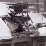 В Барнауле часть крыши рухнула на припаркованные авто