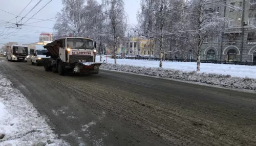 В Барнауле спецтехника посыпает песком скованные льдом дороги и тротуары