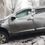 В Барнауле земля провалилась под машинами на парковке