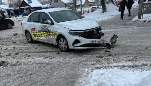 В Барнауле произошло ДТП с участием автомобиля такси