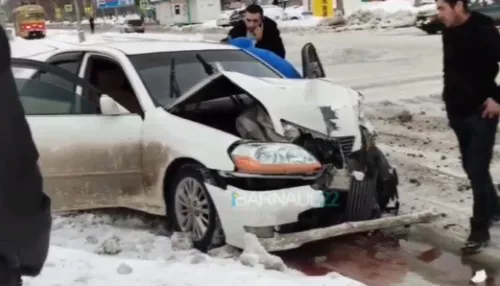 В Барнауле иномарка на скорости влетела в пассажирский автобус