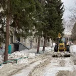 В Барнауле рассказали, как отбивали лед во дворах в первые дни весны. Фото