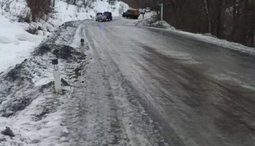 На Алтае автобус и грузовик попали в ДТП на обледенелых дорогах