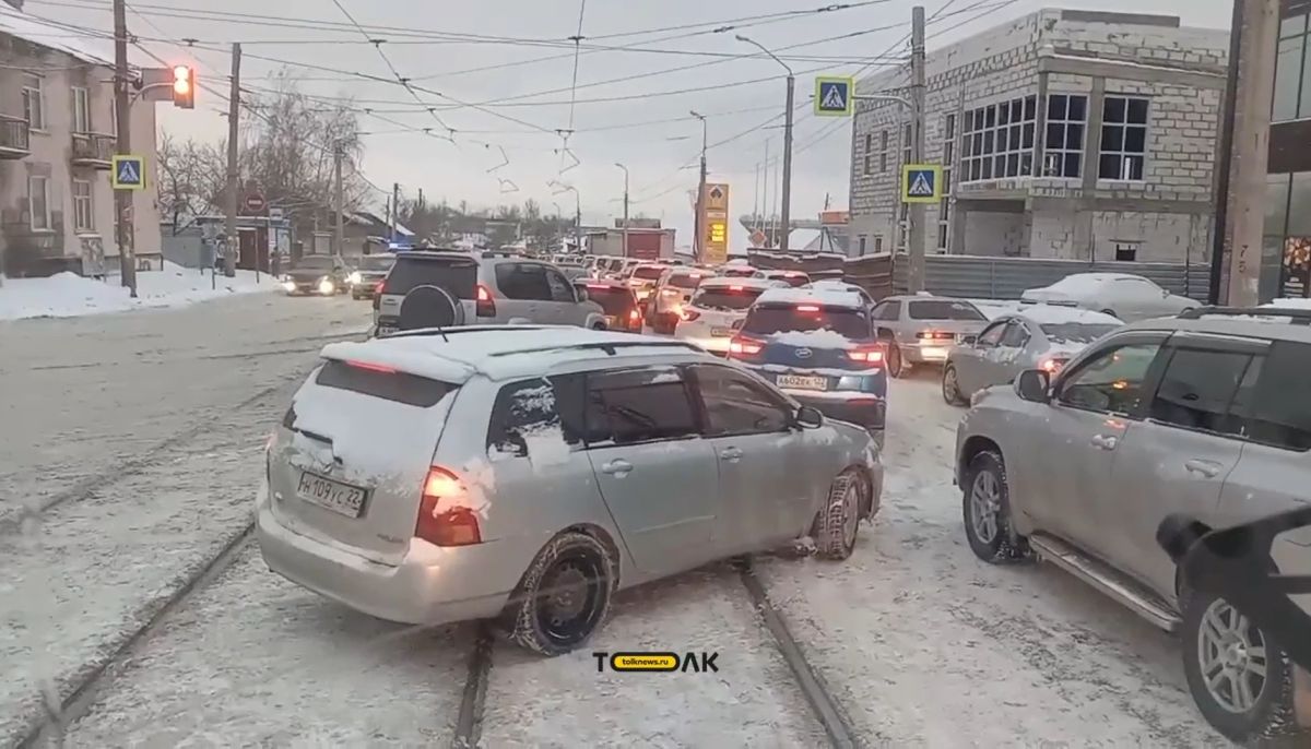 Почему в Барнауле образовывается пробка на улице Советской Армии - Толк  06.03.2023