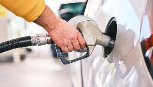 На части российских заправок установили ограничение до 10 литров бензина на авто