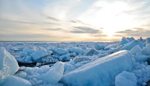 Более 40 российских рыбаков оказались в море на оторванной льдине