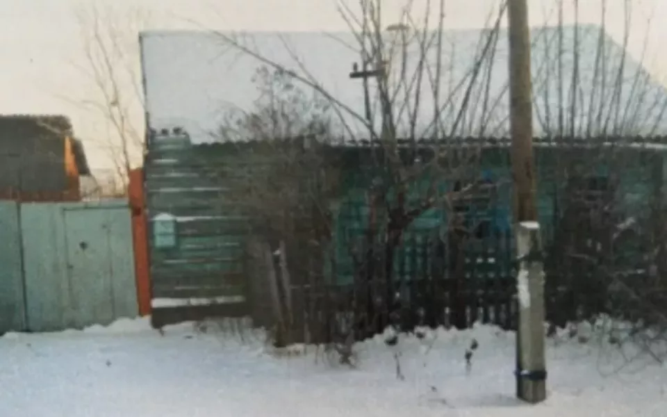 Мэрия Бийска продает бревенчатый домик с печкой за 781 тысячу рублей