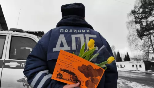Билеты на матчи, цветы и открытки. Полицейские поздравили дам Алтайского края
